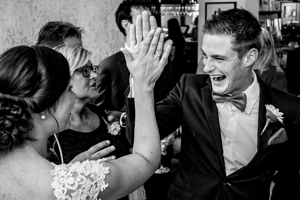 Spontaan moment tijdens de felicitaties deze high-five met de bruid in IJsselstein