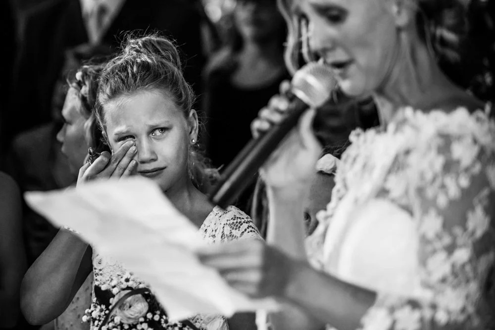documentaire trouwfoto met een emotioneel moment van het bruidsmeisje tijdens het voorlezen van de geloften van de bruid in Rotterdam