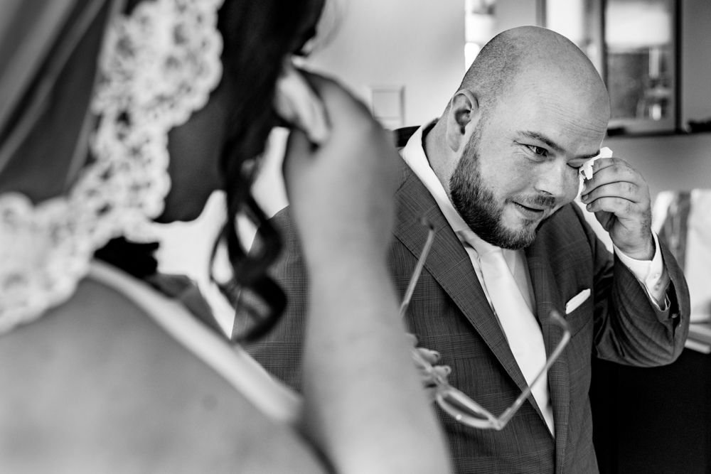 emotioneel moment tijdens de first look van bruidegom en bruid zonder poseren