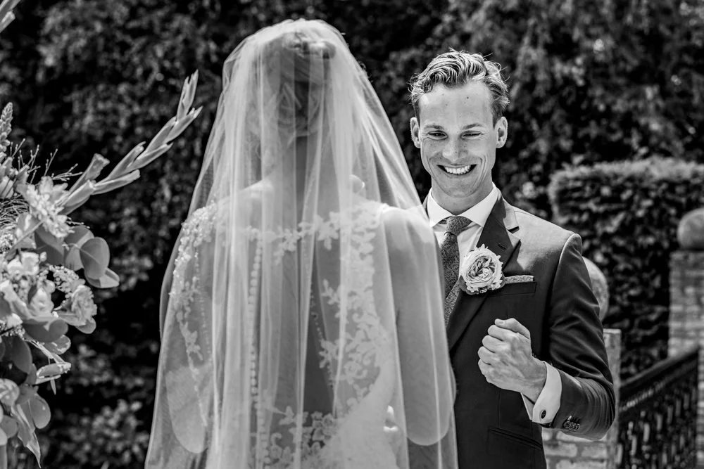 voorbeeld van documentaire trouwfotografie: spontane emotie tijdens de ceremonie in Rotterdam