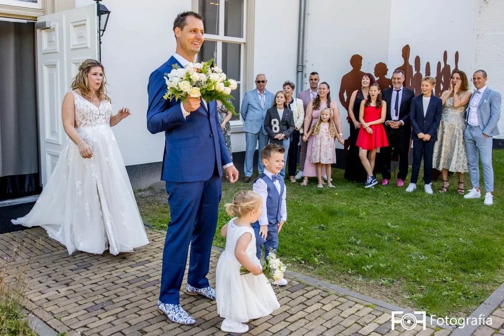 first look van een bruidspaar bij trouwlocatie Villa Ockenburgh