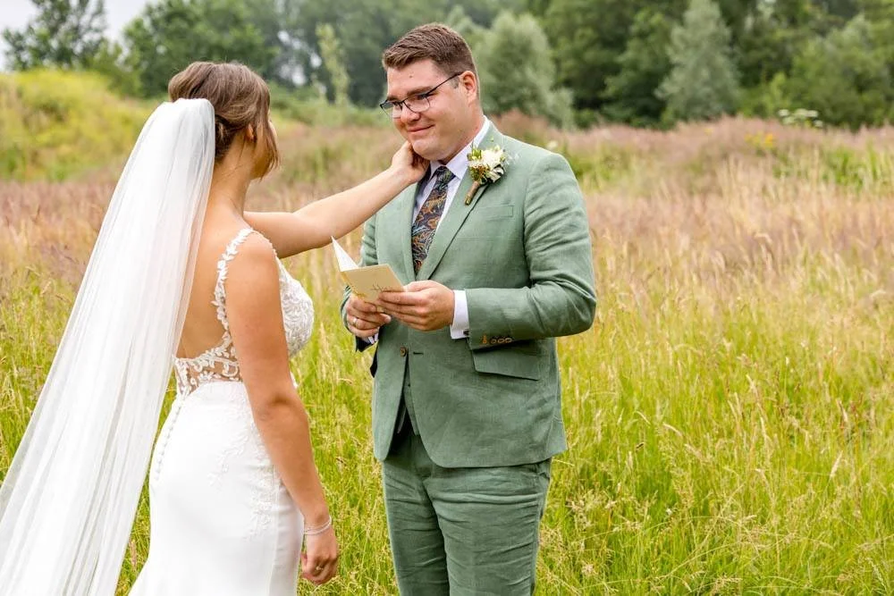 Voorbeeld van documentaire trouwfotografie tijdens de fotoshoot van het bruidspaar in Vlaardingen waarbij er een emotioneel moment bij het voorlezen van de geloften wordt vastgelegd