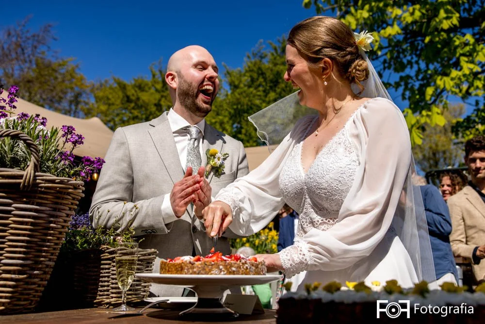 Bruidstaart aansnijden bruidspaar