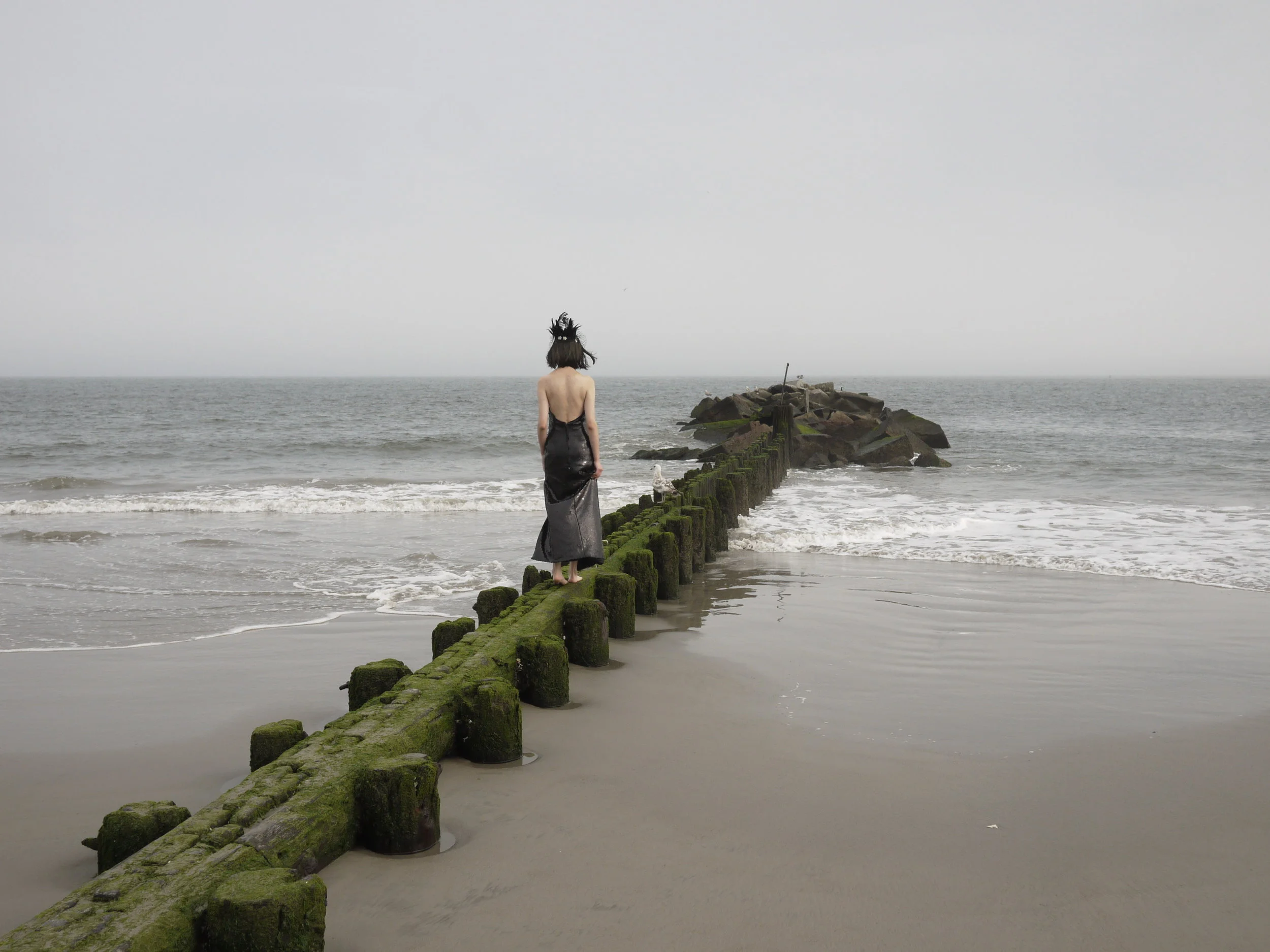 Black Mermaid in Coney Island, photograph by Eugene Neduv ©2017 Chapeau Echo 回声古董帽工作室，摄影：Eugene Neduv