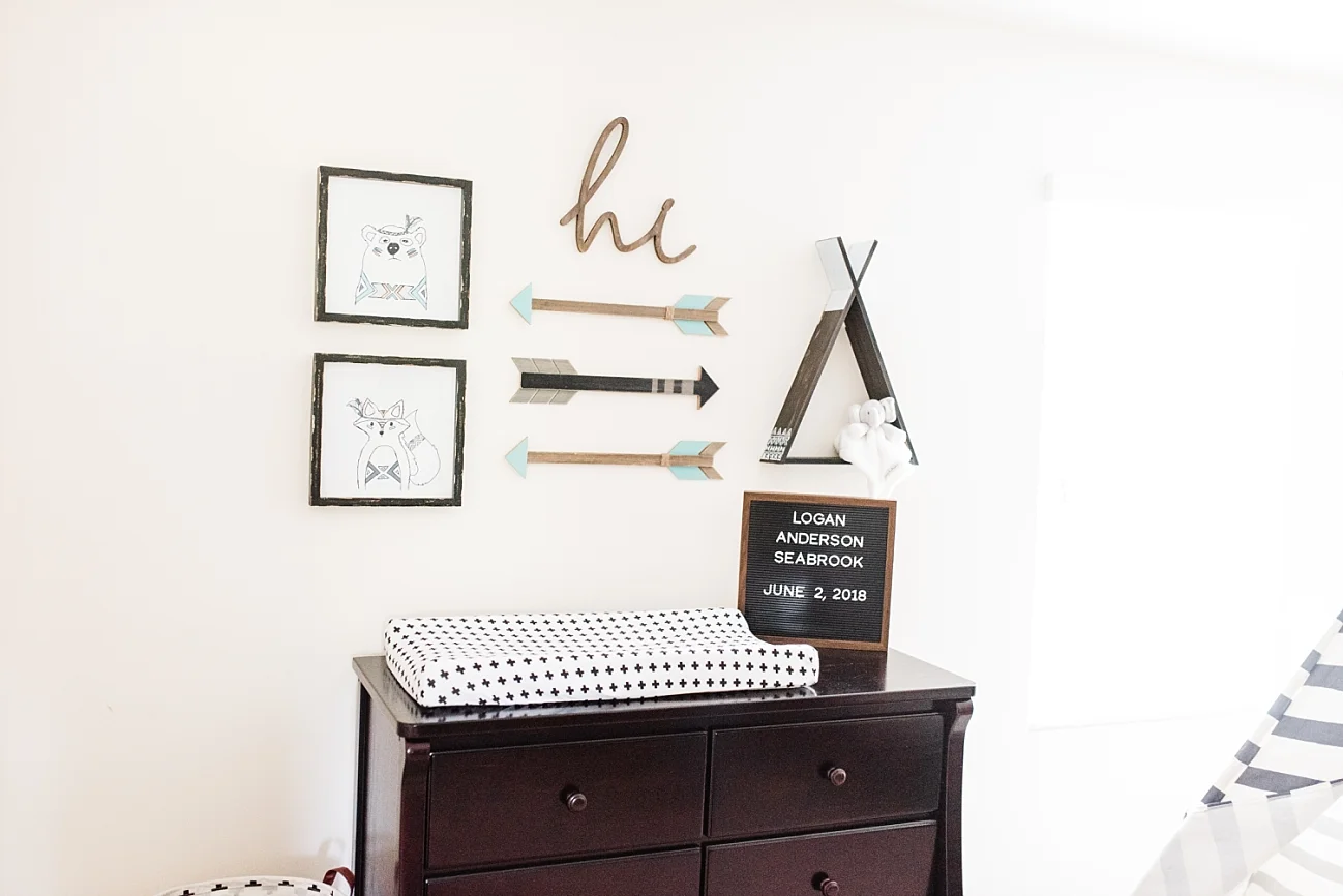 SEABROOK FAMILY | NEWBORN LIFESTYLE SESSION | Boy nursery | Navy and white