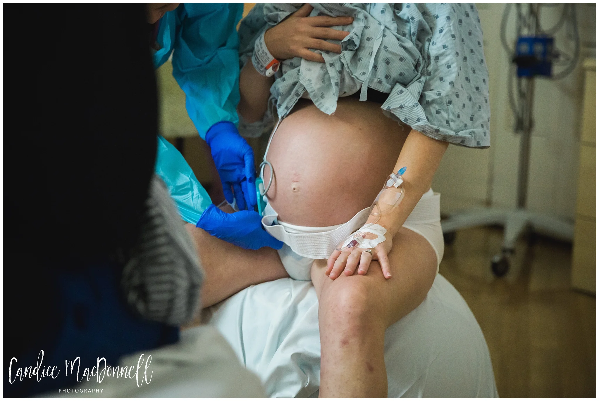 pregnant mom in labor at queens hospital oahu hawaii birth photographer