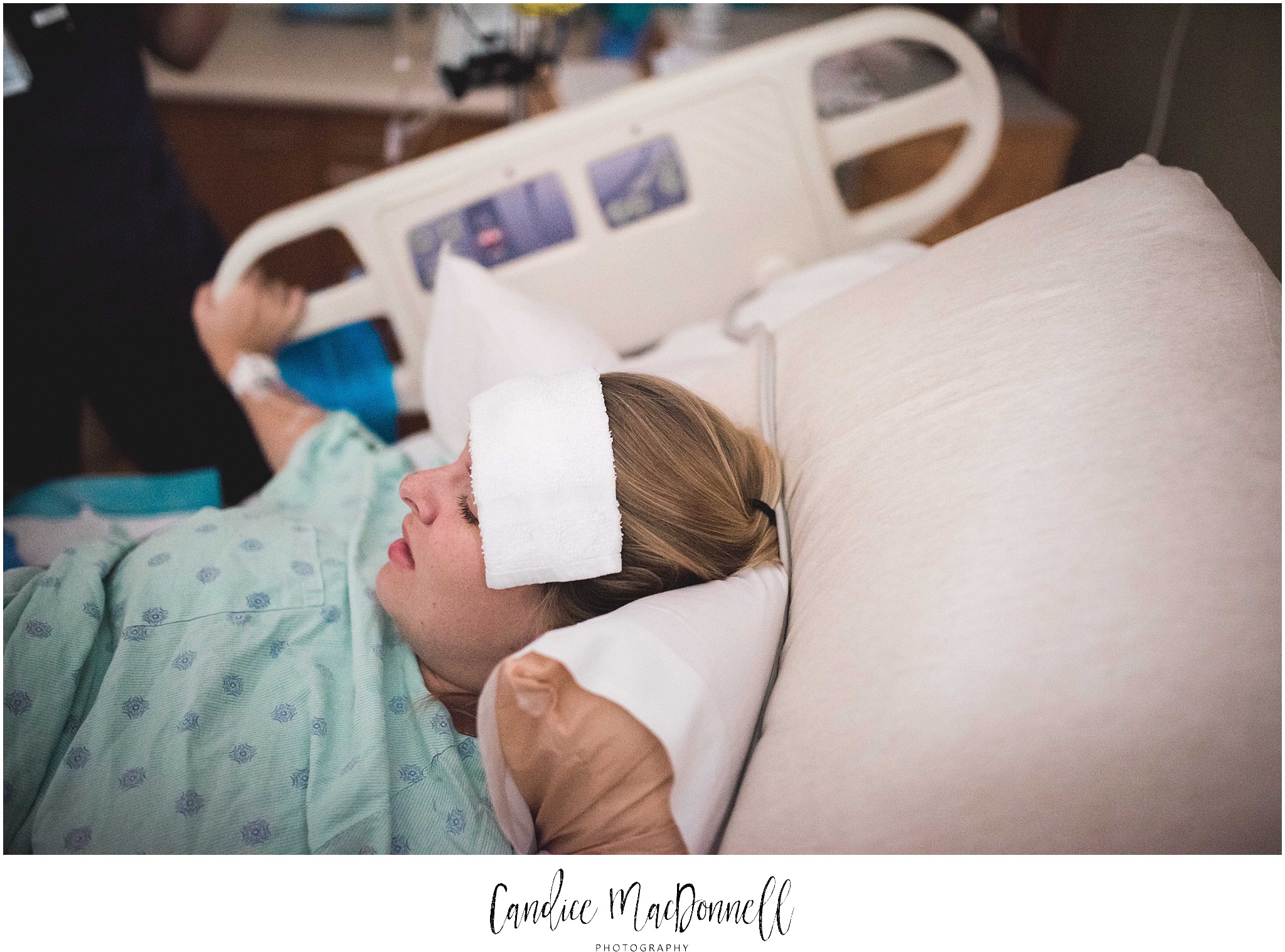 mother resting between contractions oahu birth photography