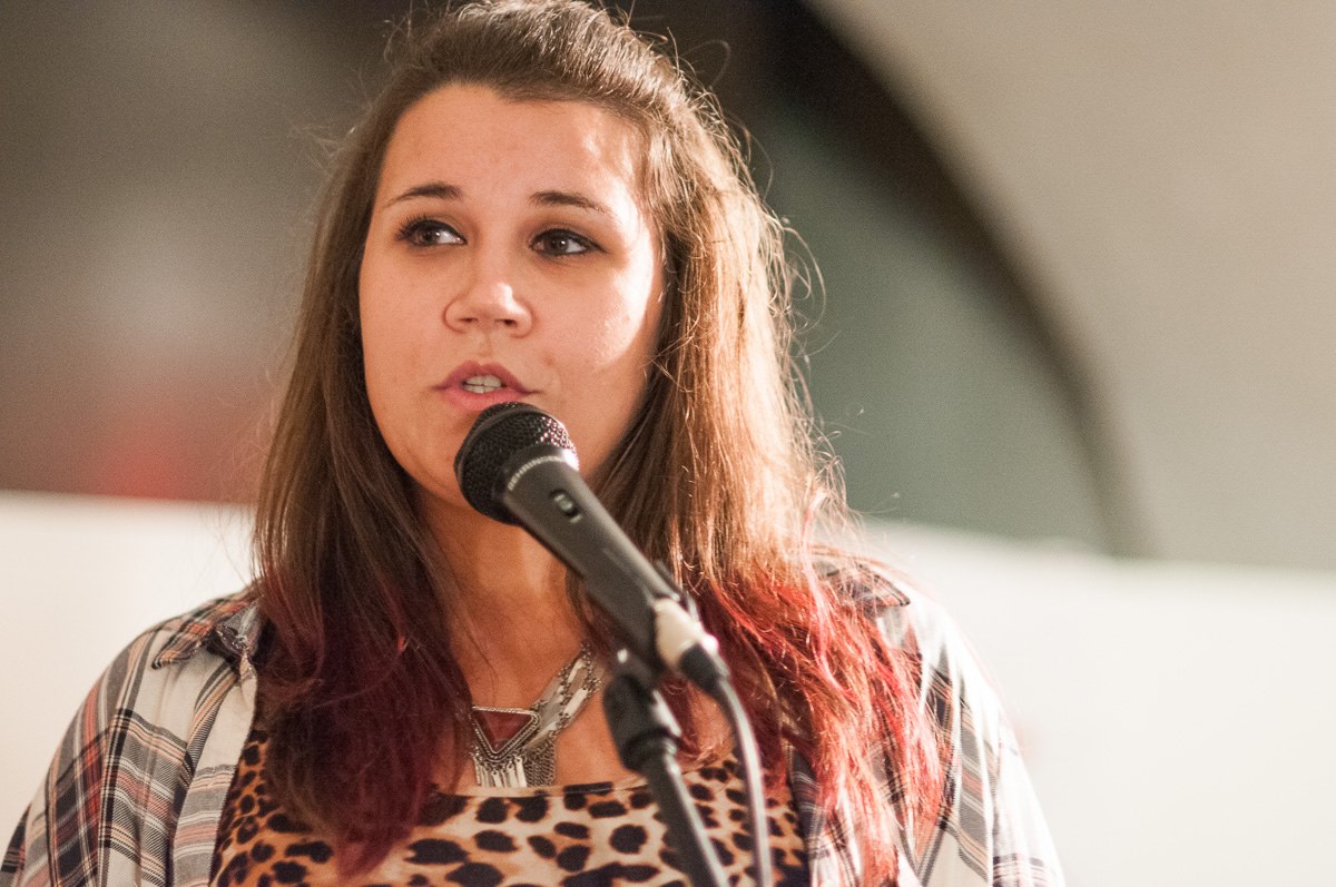 Anka Vidmar Anka Vidmar je divja gozdna vila s Pohorja, ki prebiva v Mariboru. Na svet gleda z racionalnega vidika, v katerem se skrivajo tihi podtoni čutnosti. Elemente prvinskosti išče v orientalskem plesu in jazz petju, vse skupaj pa najraje zlije v sočna slam besedila, ki kritizirajo tako malomeščanko oholost kot vaški strah, ponos in zaprtost. Z ironijo in sarkazmom želi zadeti v srž ideje o poeziji, ki zadane. V jedru latentna romantičarka, slaba v pisanju ljubezenskih pesmi, a dobra v uživanju na potovanju in srečevanju različnih ljudi ter poslušanju njihovih zgodb. Prepričana, da je ustvarjanje najboljši psihoterapevt, življenje pa najboljši učitelj. Foto: Gregor Salobir