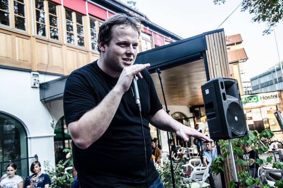 Kristian Koželj Piše, igra in poje, ker je umetnost edina smiselna in legitimna človeška dejavnost, edini strasten poljub večnosti v profanem času. Po poklicu prenašalec tujih besed, v prostem času bruha in ojačuje svoje lastne. Občasni dušebrižnik, čeprav vedno redkeje. Po političnem prepričanju batiskaf, po religioznem pa rilčkar. Kadar ga prime, da bi se žrl zaradi problemov sveta, se spomni, da mu zanje dol visi. Razen takrat, ko mu ne. Najljubša žival: pižmovka. Foto: Nik Skerbiš