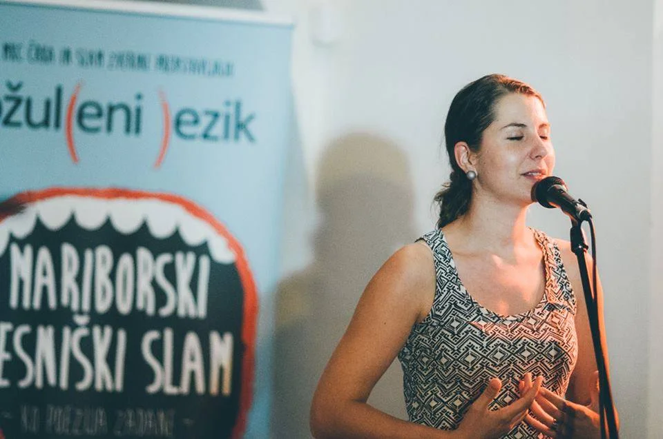 Nina Medved Morda pa bodo kdaj posneli film, v katerem bo montaža, kako po kakšni monumentalni pariški knjižnici Nina nabira bukve za diplomsko nalogo na temo slama. Pa obvezen elegični moment, ko hodi sama, ponoči, po dežju, po tlakovanih ulicah, z željo, da bi ona tudi slamala. Ko smo vadili za nastope, je prinesla pesem o epohalnem pospravljanju sobe. Tisočletje skrbno izgubljenih spominov, ki hočeš nočeš mora iz omar. In naenkrat je bila majhna deklica z velikimi očmi, ki se sooča s preobiljem sveta. Ne vem več, ali je to še realnost, ali je že film, a Nina Medved je študirala književnost in francoščino in piše pesmi. Besedilo: Gregor Lozar Foto: Gregor Salobir