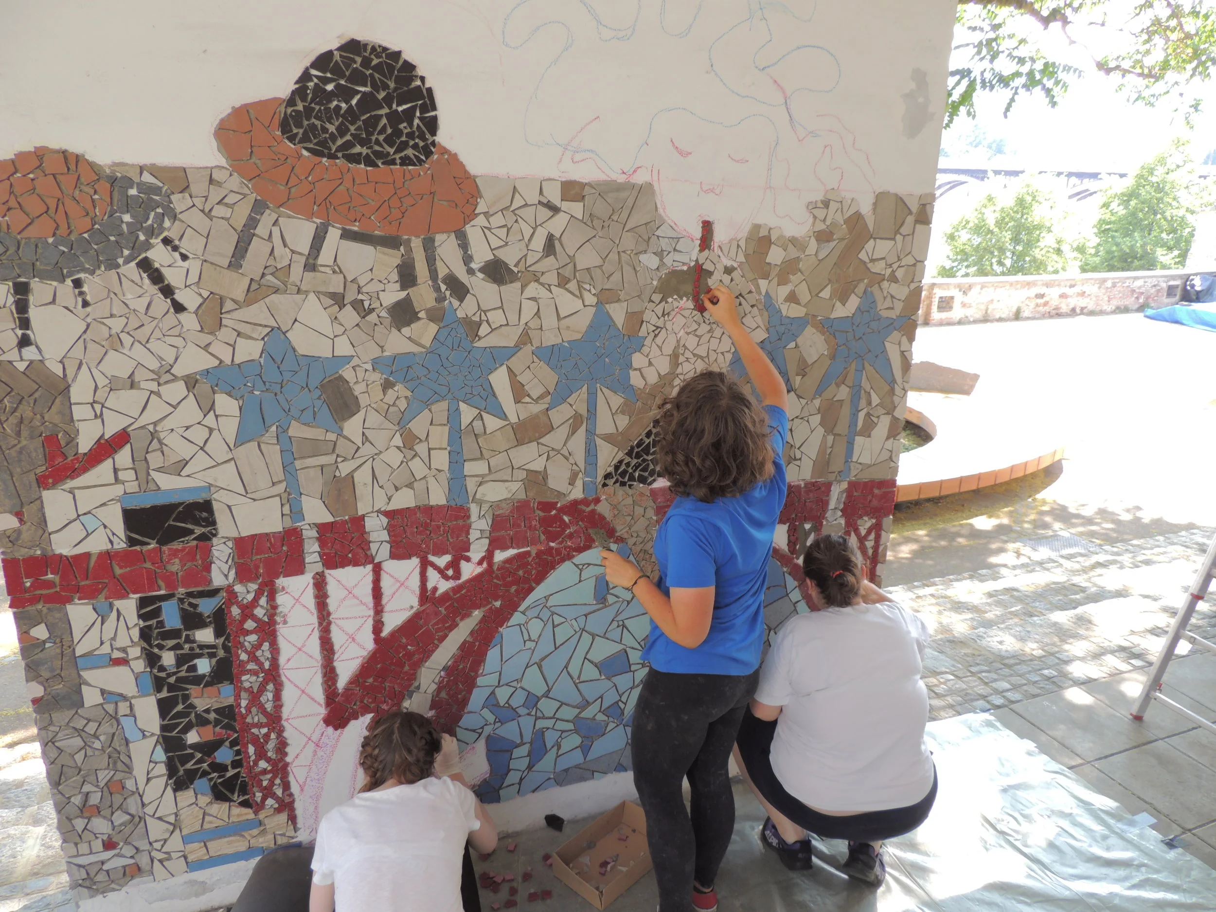 Fugiranje mozaika pred galerijo Media Nox!