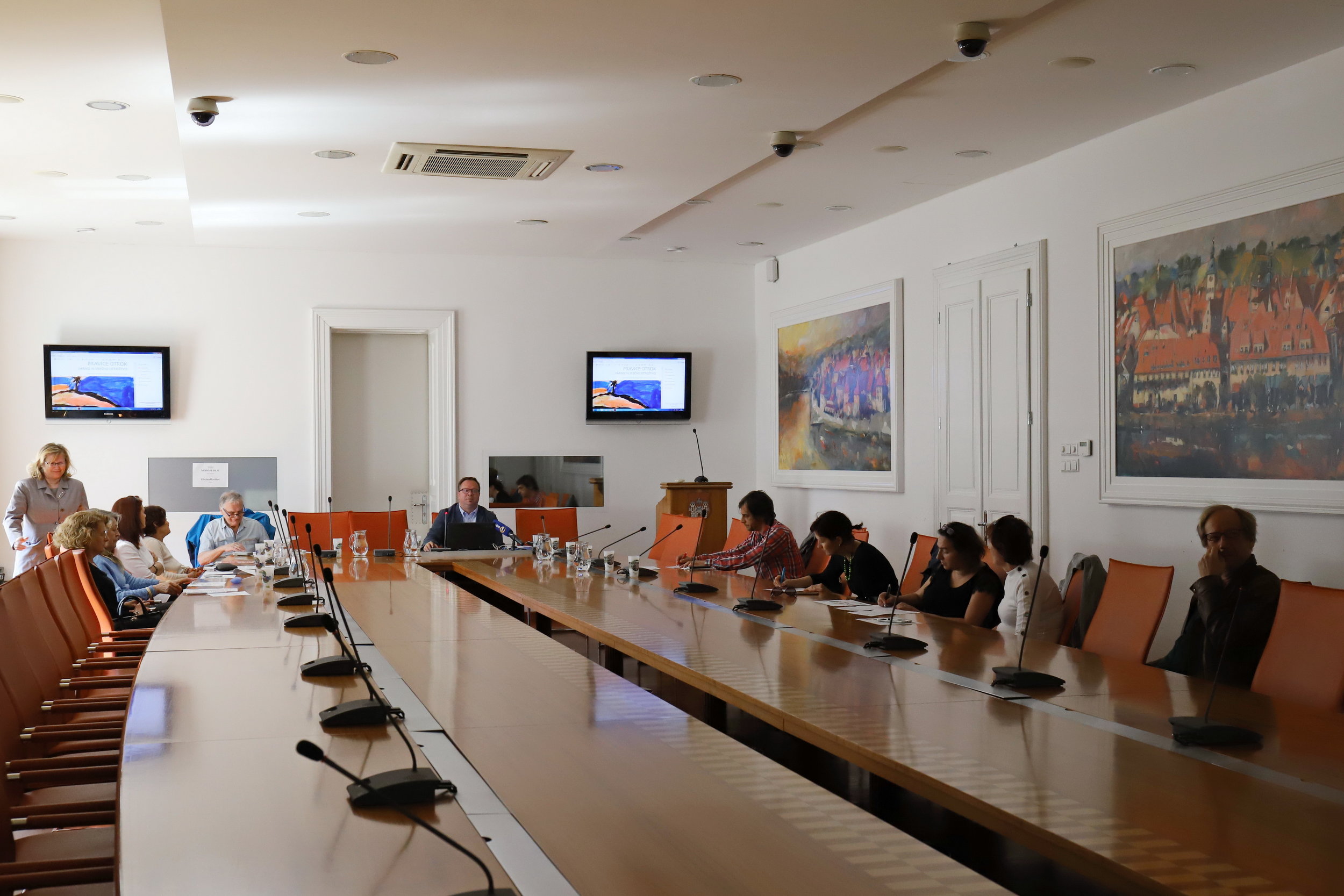 udeleženci predstavitve projekta mala KNJIGA – VELIKA vsebina v  veliki dvorani generala Maistra  v MO Maribor 