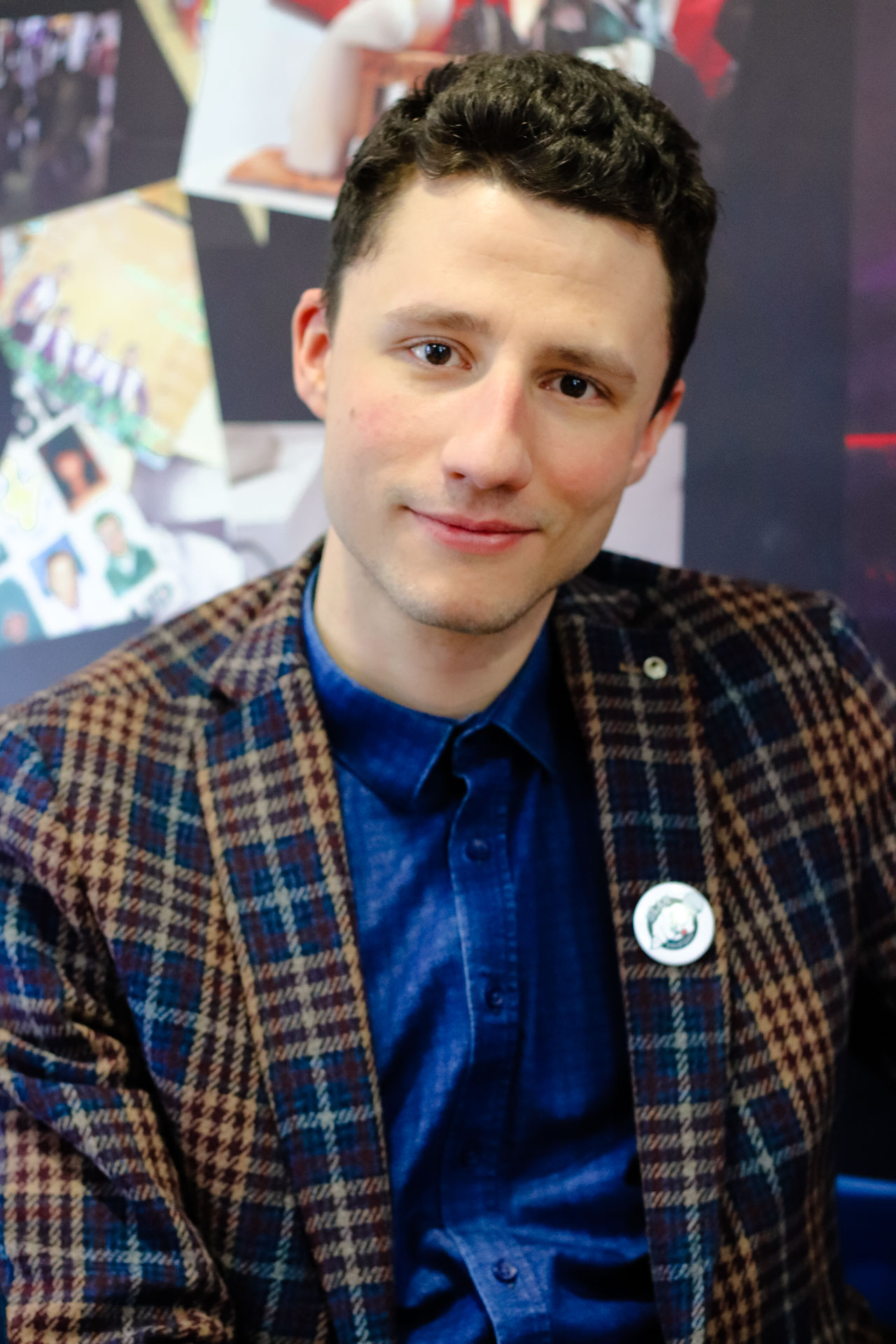 MATIC AČKO “Poezijo pišem nekje od konca osnovne šole, tako, po valovih. Sem ljubitelj različnih alternativnih, včasih pa tudi mainstream kulturnih dogodkov in sem sem bil navdušen, ko se je v Mariboru zgodil prvi pesniški slam. Ker nisem točno vedel, kako natančno to izgleda, sem šel pogledat in bilo mi je zelo všeč. Potem sem kar nekaj časa obiskoval Ožuljeni jezik, takrat ko sem časovno lahko. Potem pa, po drugem državnem prvenstvu v slam poeziji, kamor sem se tudi uvrstil, sem se pridružil Slam zverinam in zdaj sem tudi član uradnega Pesniškega društva Slam zverine.”