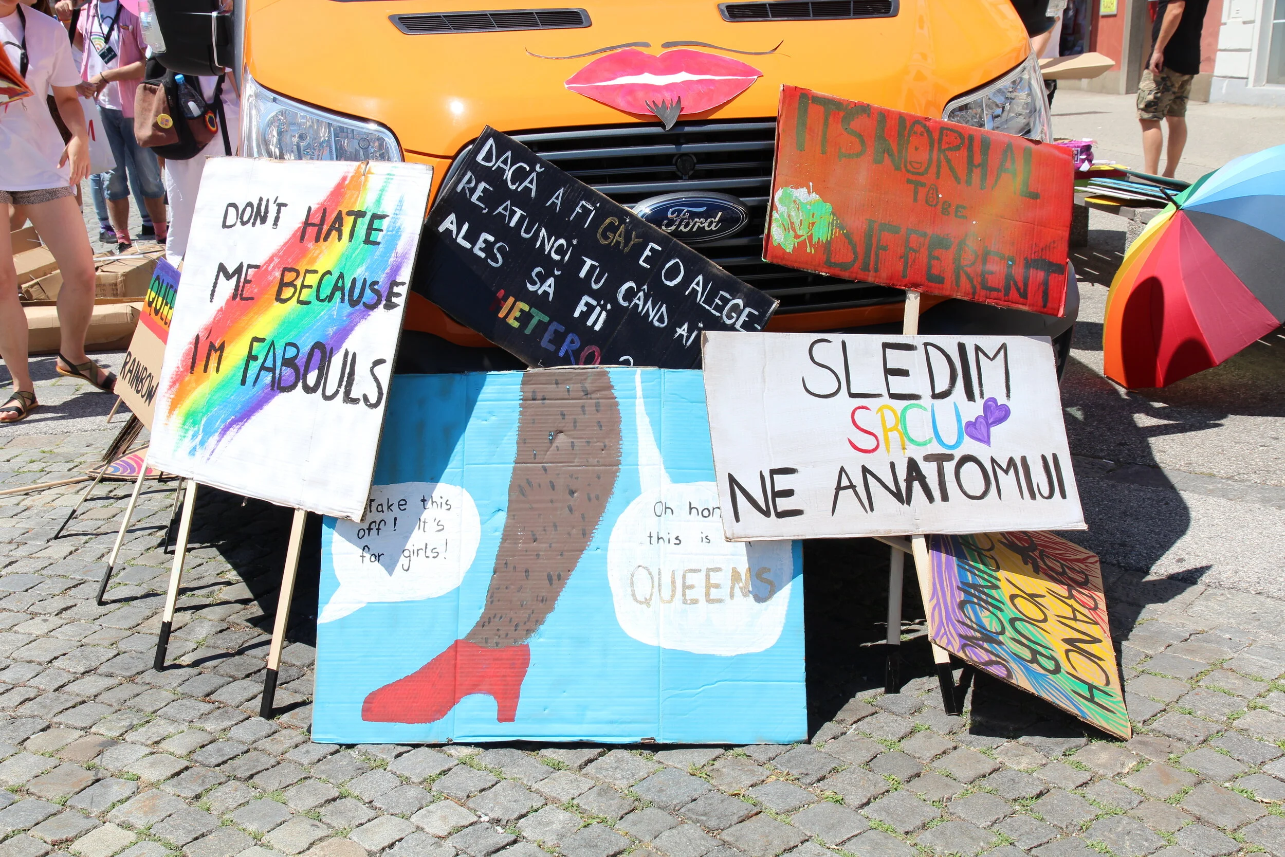 Predstavljamo: Vodnik za organizacijo parade ponosa 