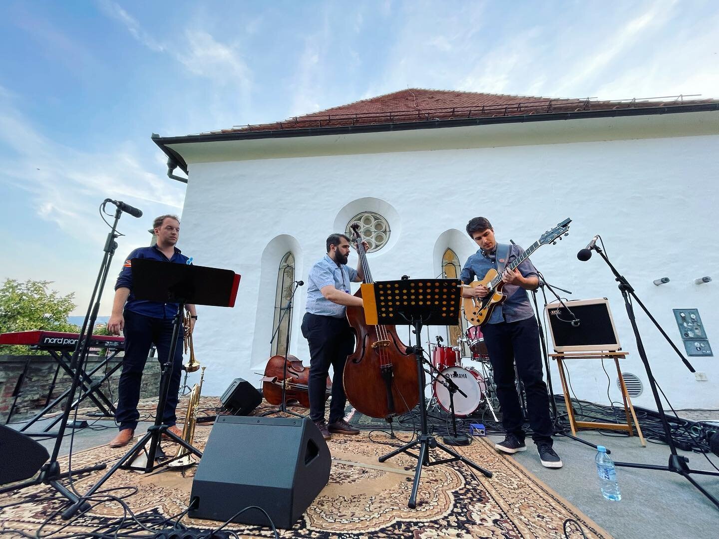 Tretji festivalski večer na @jazzmamlade so otvorili @jakominijazztrio.

Pridruži se v panju na Židovskem trgu. 🎷🐝

#jazzmamlade #jakominijazztrio #jmm2022 #kulturnačetrtžidovska #mkcmaribor #jazz #festival #visitmaribor