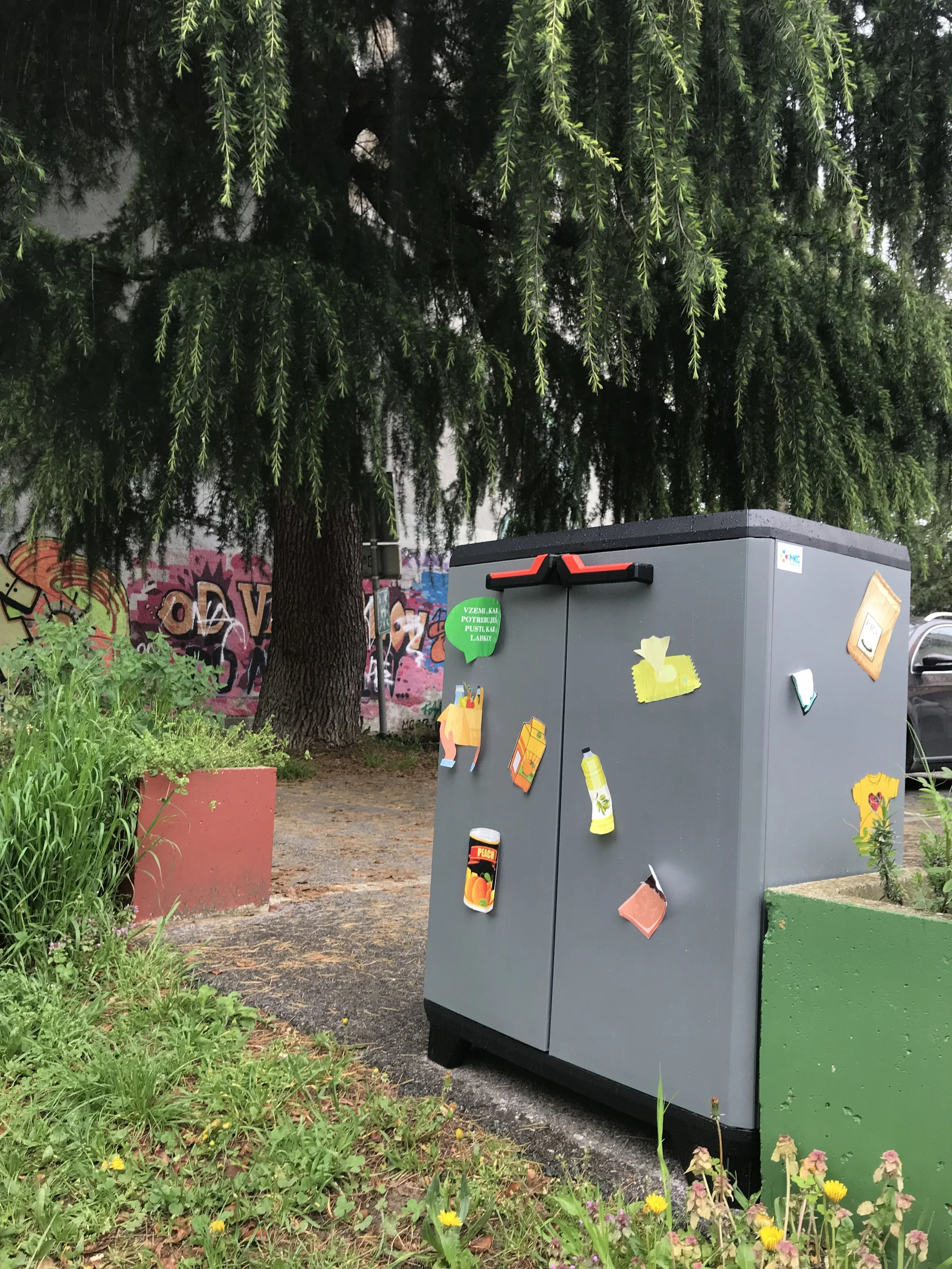 Pred našo stavbo odslej skupnostna shramba