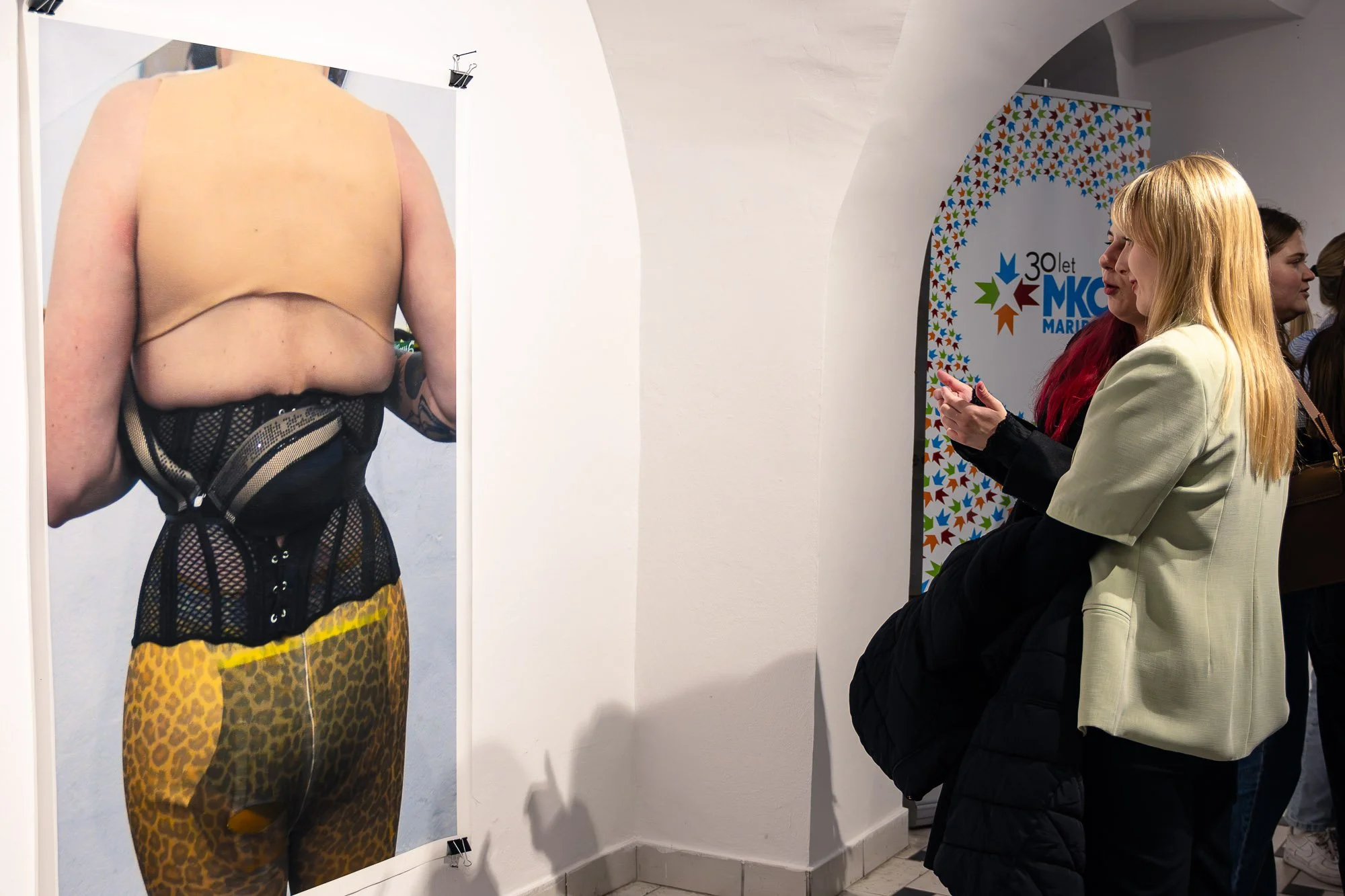 Pogovor ob odprtju razstave Eme Širec: ''Drag ni samo haha, huhu lip sync.''