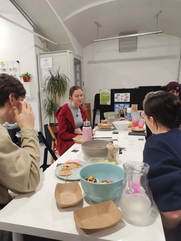 Sredi debat ujeti v objektiv..jpg