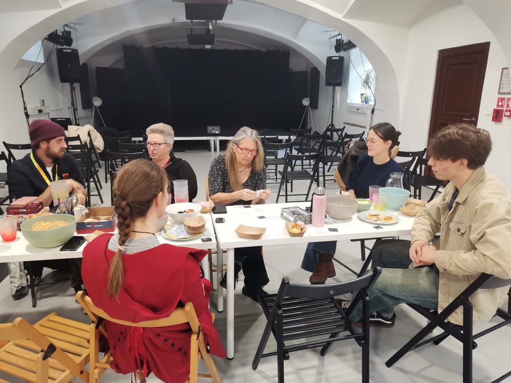 Ujeti+sredi+intenzivne+igre+Cards+against+heteronormativity..jpg?format=1000w