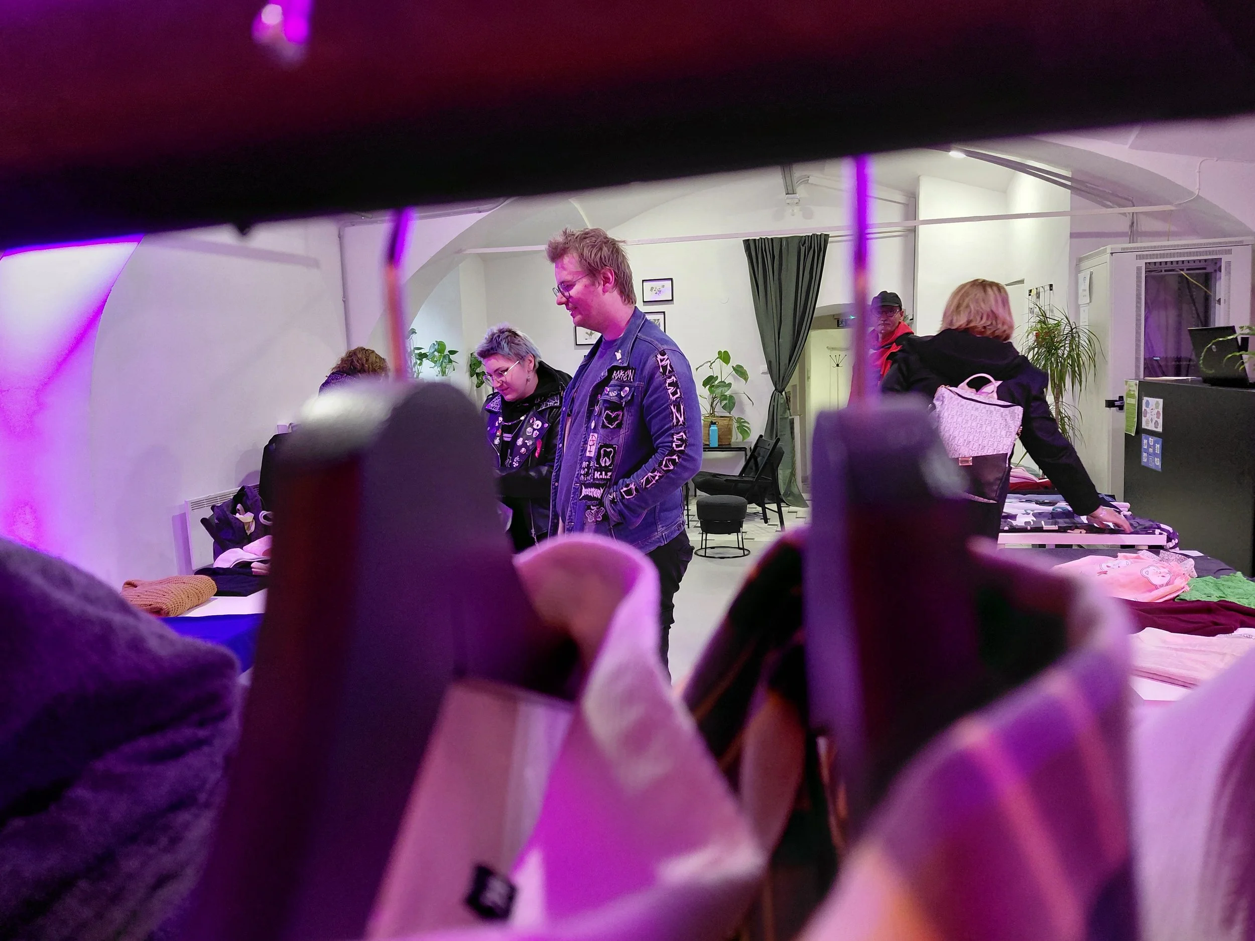 Izmenjevalnica oblačil: druženje in izmenjava s trajnostno noto