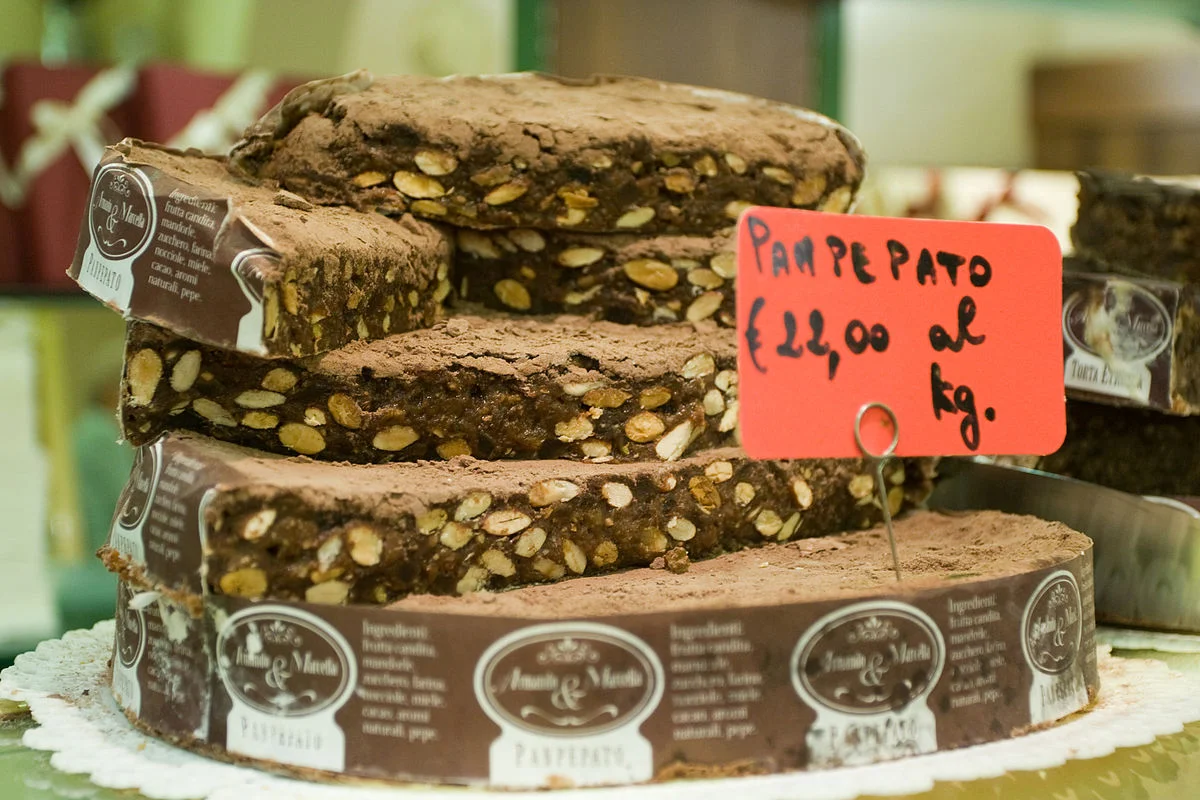 Panpepato_at_a_shop_in_San_Gimignano.jpg