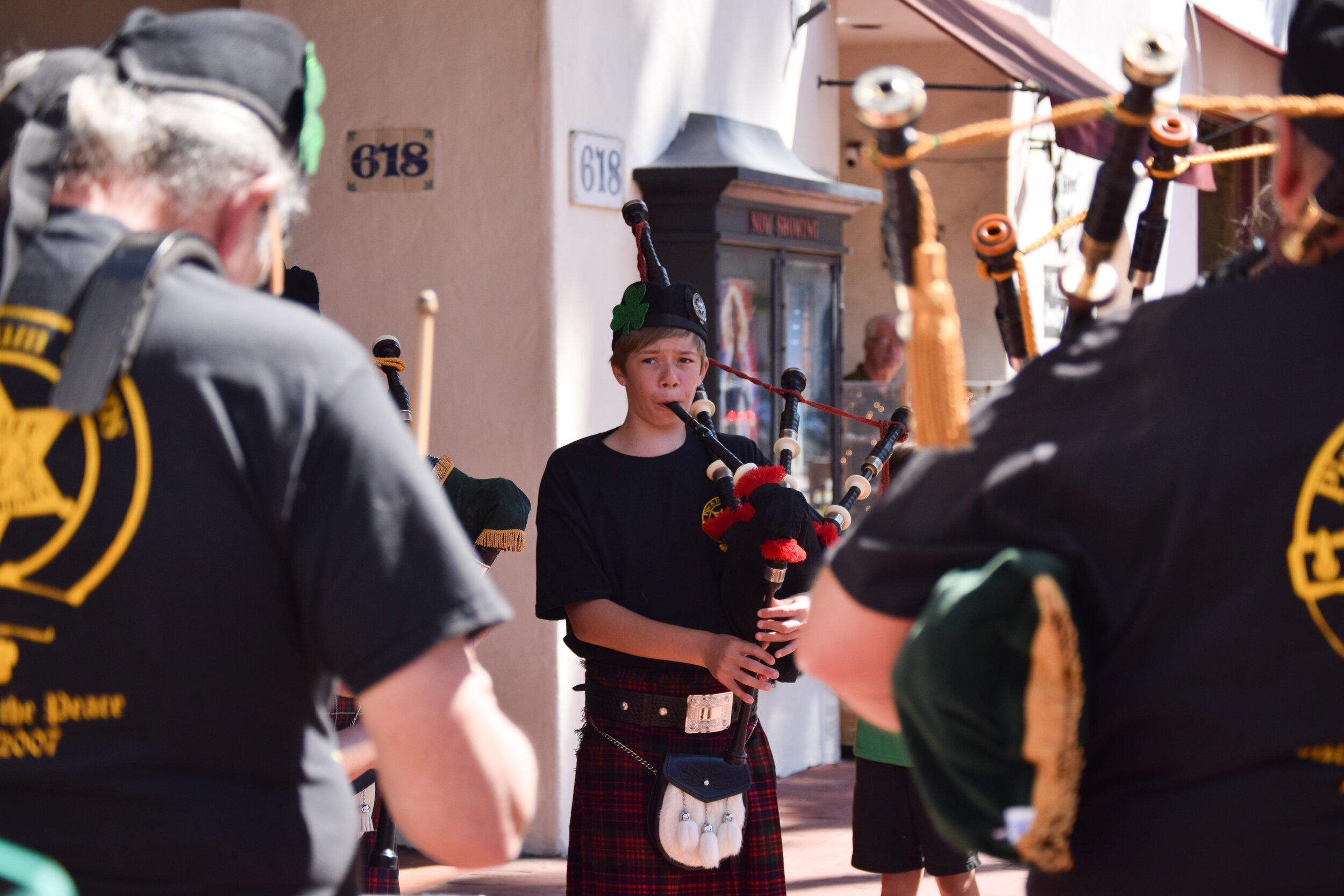  The Santa Barbara Sheriff Pipe and Drum Corps lead the stroll on State Street. 