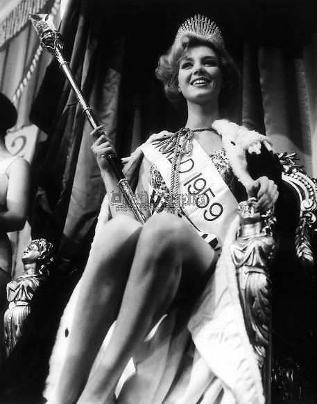 Deu Holanda no Miss World 1959, com Corine Rottschaefer vencendo em Londres.