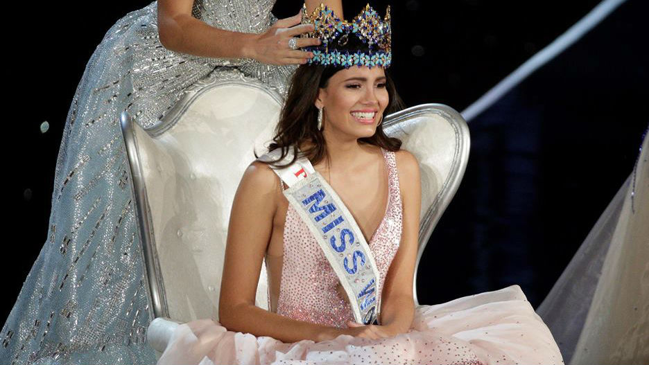 Momento de coroação da nova Miss Mundo, Stephanie Del Valle, de Porto Rico.