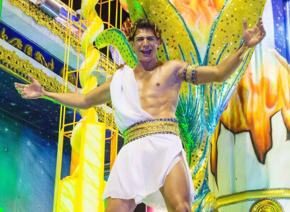 O Mister Brasil 2016 Carlos Franco arrancou suspiros ao passar em carro alegórico da Acadêmicos do Tucuruvi: um verdadeiro deus grego! (créditos Mister Shadow/ASI/Destac Assessoria):