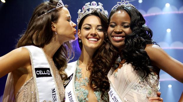 Miss África do Sul 2017 e suas princesas. A vencedora já é apontada como uma das favoritas ao título de Miss World 2017.