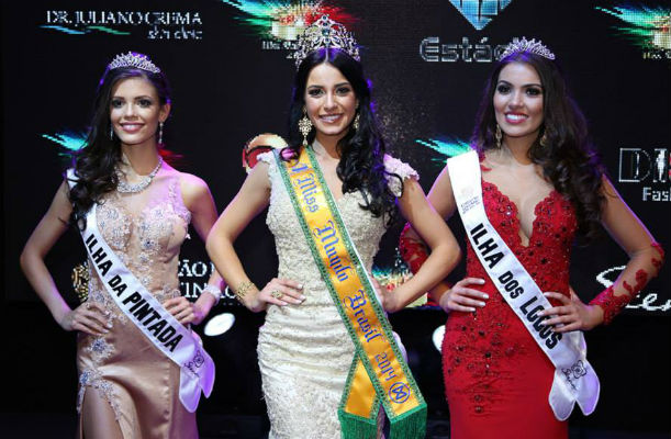 Um trio de gaúchas dominou o pódio do Miss Brasil Mundo 2014. Vitória Strada (esquerda) foi a vice. Julia Gama venceu e Vitória Bisognin (direita) foi a terceira colocada.