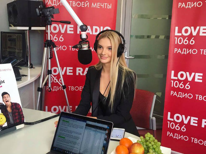  Polina em entrevista para uma estação de rádio, já como Miss Rússia 2017.