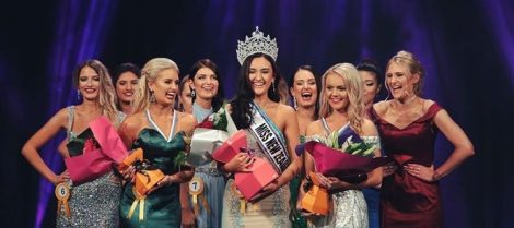 Corte feliz: sorrisos marcam a eleição da Miss New Zealand World 2017. As "princesas" parecem concordar com o resultado!