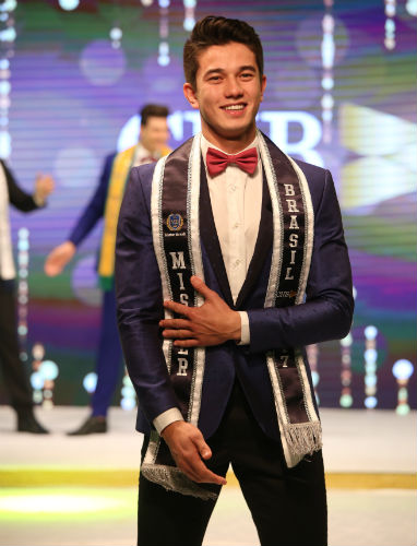O catarinense Matheus Song logo após ter sido eleito Mister Brasil CNB 2017, no Hotel do Bosque (foto Leonardo Rodrigues)