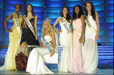 Jane Borges (extrema direita) com a Miss Mundo Tatana da República Tcheca e as demais finalistas do concurso.
