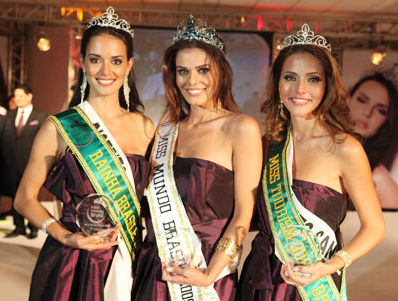 Da equerda para a direita: Livia Nepomuceno (DF), teceiro lugar, Luciana Bertolini (RR), a vencedora, Livia Pratissoli (ES), vice-Miss Mundo Brasil.