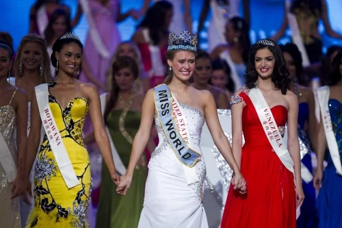Miss Mundo 2010 é dos Estados Unidos (c). Botsuana (e) foi vice, Venezuela (d) ficou em terceiro.