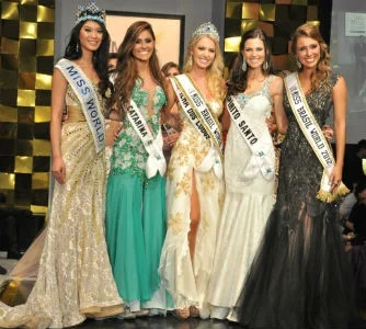 Da esquerda para a direita: Miss Mundo 2012 Wenxia Xu, da China, Tainara Latenik (SC), terceiro lugar, Sancler Frantz (Ilha dos Lobos-RS), Miss Brasil World 2013, Raquel Benetti (ES), vice-Miss Brasil World 2013, Mariana Notarângelo, Miss Mundo Brasil 2012 (foto Estúdios Xis).