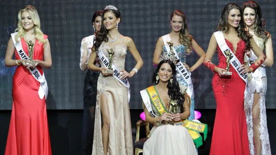 O Top 3 de gaúchas e as rainhas regionais de 2014! Na frente, Vitória Strada (Ilha da Pintada-RS), vice-Miss Mundo Brasil, Julia Gama (RS), Miss Mundo Brasil e Miss Sul 2014, Vitoria Bisognin (Ilha dos Lobos-RS), terceira colocada. Atrás, as rainhas regionais do Centro-Oeste (MS), Nordeste (SE), Norte (AM) e Sudeste (SP). Foto UOL