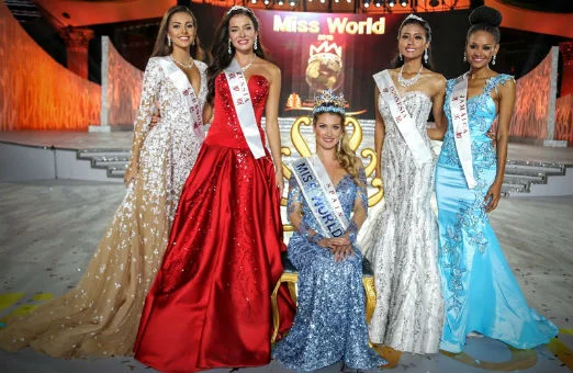 A espanhola Mireia Lalaguna e sua corte, em Sanya, China (foto / Leonardo Rodrigues).