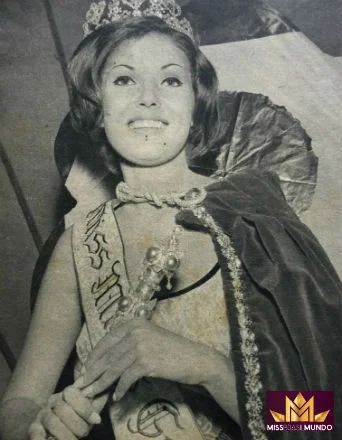 Berenice Lunardi ao ser eleita Miss Minas Gerais. O terceiro lugar no Miss Brasil lhe garantiu a participação no Miss Mundo, em Londres (Manchete).