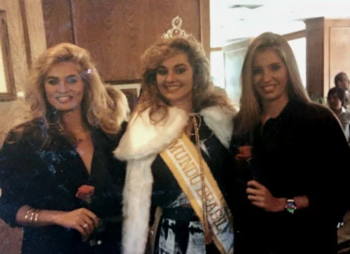 O Top 3 de 1987: Adriana de SP (2), Simone (Miss Mundo Brasil 1987) e Adriana do CE (3).