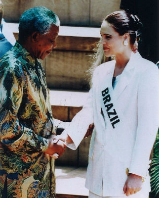 Miss Brasil Mundo 1995 é cumprimentada por Nelson Mandela, na África do Sul.