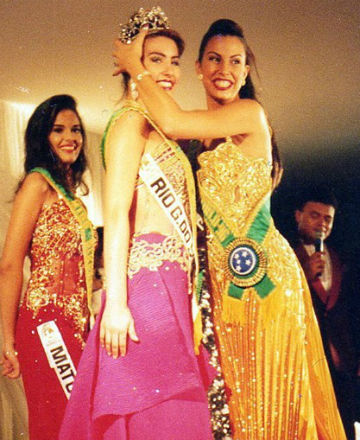 Fernanda Agnes do RS é coroada Miss Brasil World 1997 por Anuska Prado (1996). Atrás Ana Carolina Nunes, do Mato Grosso, a vice (foto Luiz Mendonça) .