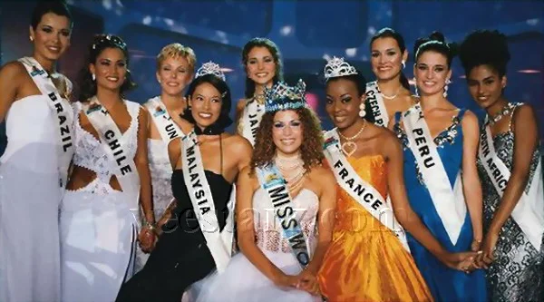  Miss Mundo Linor Abargil de Israel, sua corte e as 10 semifinalistas de 1998.