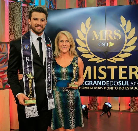 O novo representante máximo da beleza masculina gaúcha ao lado de sua mãe.
