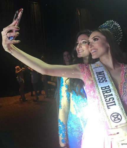 Amigas para siempre: o selfie emocionado de Gabrielle do Brasil e Avril da Argentina. Lindas!