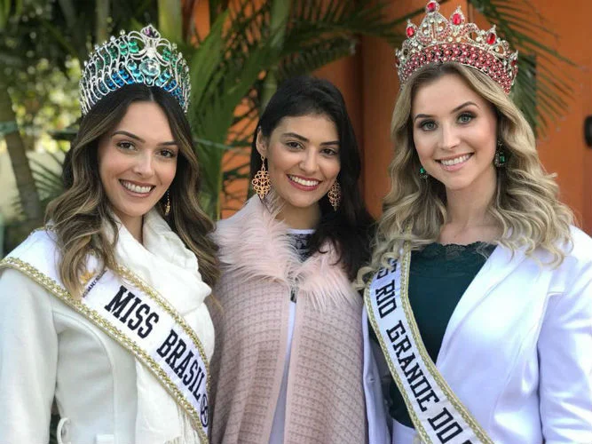 Miss Brasil Mundo Gabrielle Vilea, coordenadora estadual Caroline Venturini e Miss Rio Grande do Sul CNB 2017, Daiane Savi.