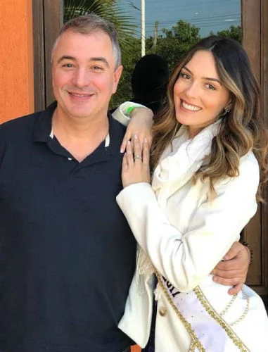 Henrique Fontes, diretor do Concurso Nacional de Beleza, e Gabrielle Vilela, Miss Brasil Mundo 2017.
