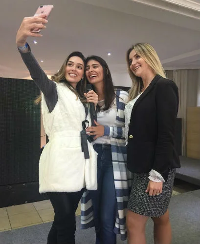 Gabrielle, Caroline e Daiane durante os ensaios que precedem a grande final do Miss Rio Grande do Sul CNB 2018.